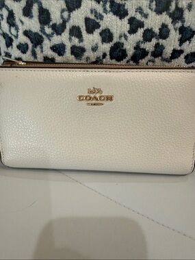 Coach Pebbled Leather Zip Wallet in Chalk